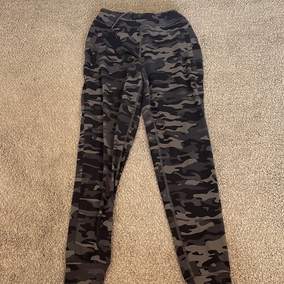 Alphalete Pants - Alphalete joggers women camo workout pant materiel size small